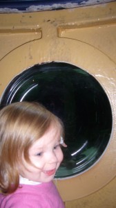 Papa, on peut mettre sa tête dans la bulle et voir les poissons !