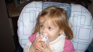 Jeu avec le capuchon de mon biberon du soir