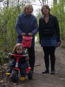 Ballade dans les bois avec maman, mamy et moi !