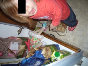 Trafiquante de pommes de terre prise sur le fait par une caméra de surveillance dans la cuisine. 