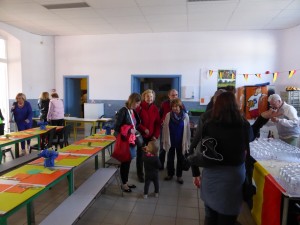 Je présente le réfectoire à Tatie...