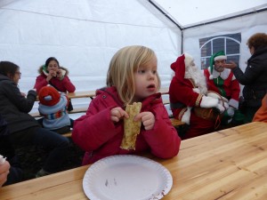 Regarder discrètement derrière moi. (Pas mauvaise cette crêpe).