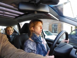 Maman doit toujours faire des commentaires sur la route et les usagers qu'elle rencontre.