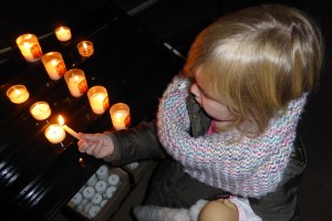 Allumage de bougie dans l'église