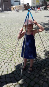 Papa, je suis coincée par ton pied d'appareil photo !