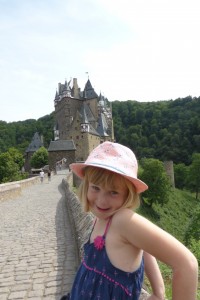 Je prends la pose devant Burg Eltz