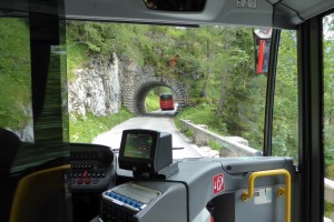 Dans les bus spéciaux pour atteindre le nid d'aigle