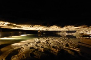 Au fond de la mine de sel: lac souterrain
