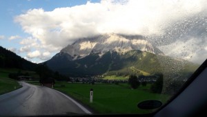 les nuages touchent la montagne !