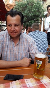 Papa savoure une bière locale