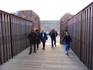 Sur la nouvelle passerelle au dessus de la route.